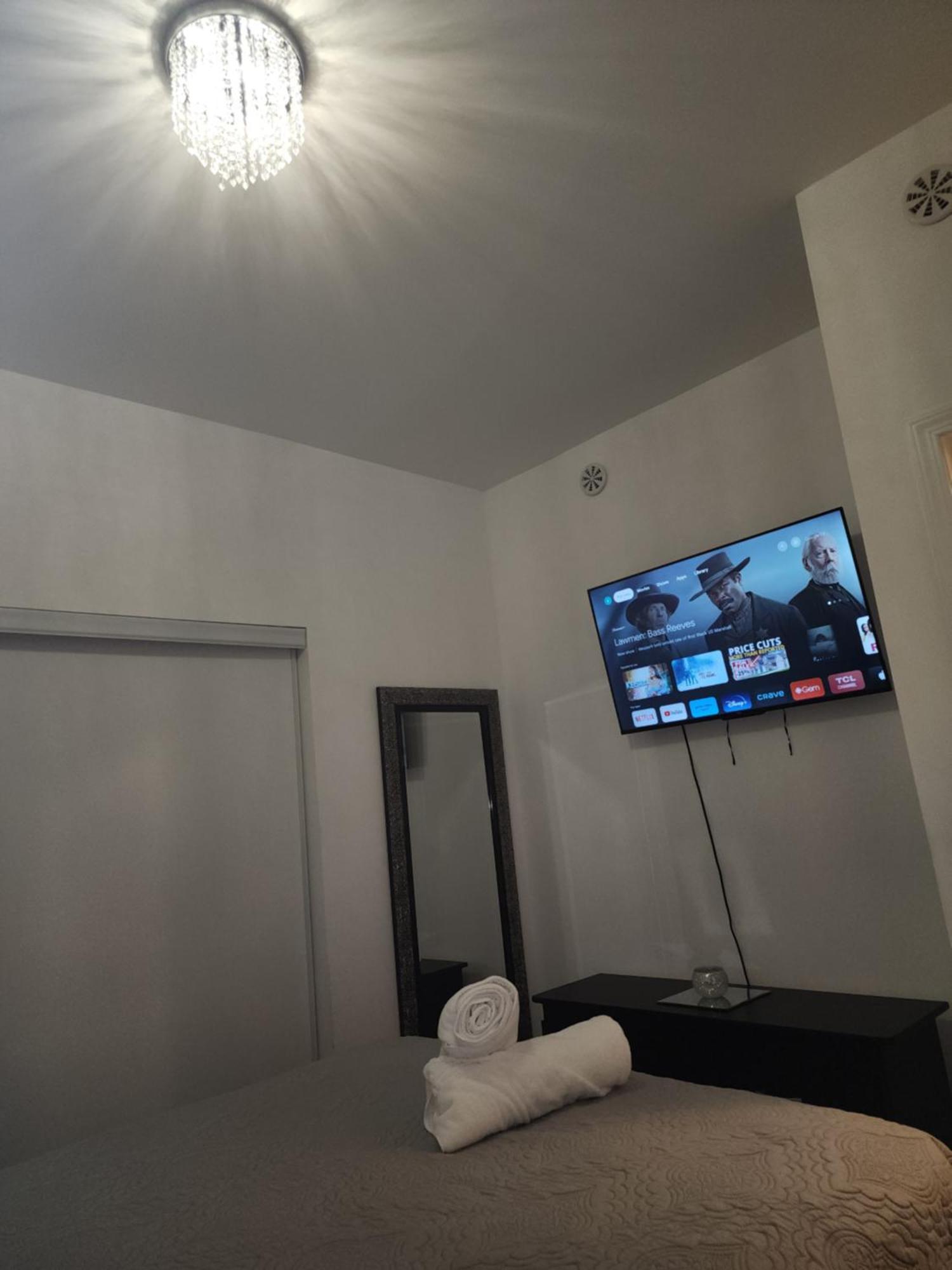 Appartamento Beautiful Townhouse Near Yorkdale Mall, Wilson Subway Toronto Esterno foto